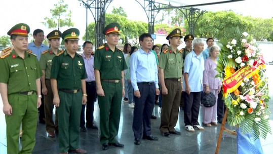 Đoàn đại biểu tỉnh Lào Cai dâng hương tại Quảng Bình và Hà Tĩnh