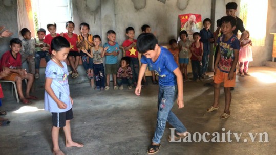 Niềm vui sinh hoạt hè của trẻ em vùng cao