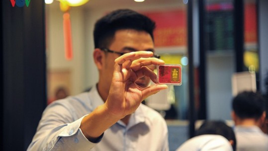 Vàng SJC giảm giá, rơi khỏi mốc đỉnh cao 62 triệu đồng/lượng