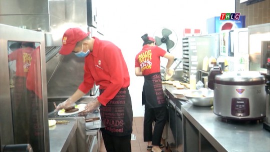 Các cơ sở kinh doanh dịch vụ ăn uống nỗ lực “vượt” dịch