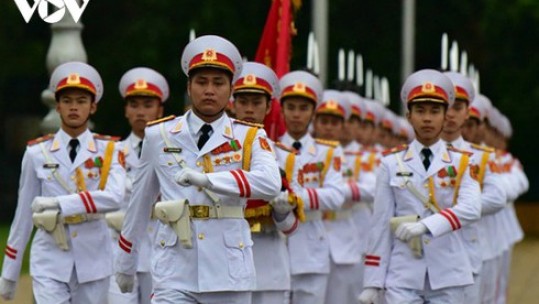 Ảnh: Nghi lễ treo cờ rủ Quốc tang nguyên Tổng Bí thư Lê Khả Phiêu tại Ba Đình