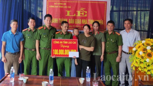 Công an tỉnh Lào Cai trao nhà tình nghĩa cho cán bộ có hoàn cảnh khó khăn tại SaPa