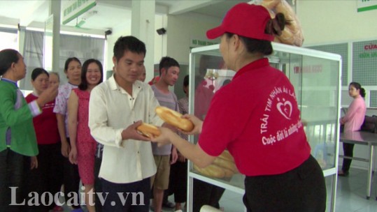 Hỗ trợ người bệnh nghèo - Ấm lòng thiện nguyện
