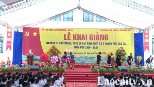Bí thư Tỉnh ủy Nguyễn Văn Vịnh dự lễ khai giảng năm học mới tại cụm liên trường hiện đại nhất tỉnh