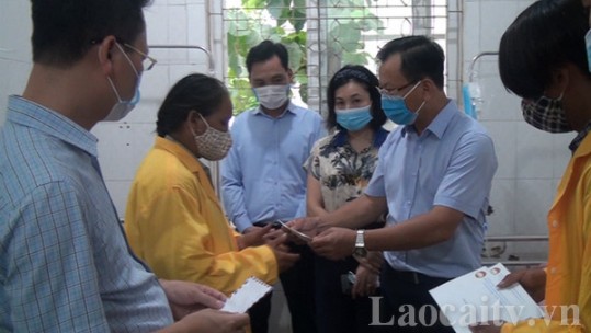 Lãnh đạo tỉnh Lào Cai thăm hỏi các gia đình nạn nhân vụ đổ sập cổng trường tại Văn Bàn
