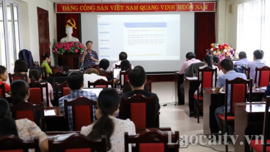Tập huấn quy trình giám sát viêm phổi nặng nghi do vi rút