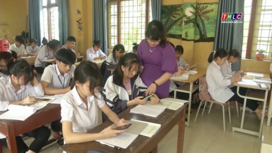 Học sinh sử dụng điện thoại trong lớp - Cần cách quản lý phù hợp