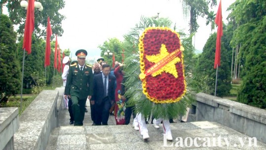 Đoàn đại biểu dự Đại hội Đảng bộ tỉnh dâng hương tưởng nhớ Bác Hồ và các Anh hùng liệt sỹ