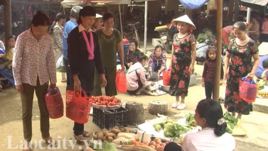 Mô hình đi chợ bằng làn nhựa tiếp tục lan tỏa trong các cấp hội phụ nữ huyện Bảo Thắng
