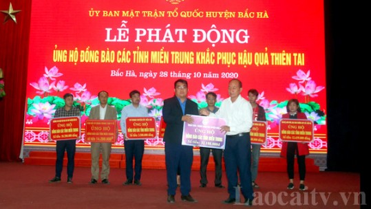 Bắc Hà quyên góp được trên 213 triệu đồng ủng hộ đồng bào các tỉnh miền Trung