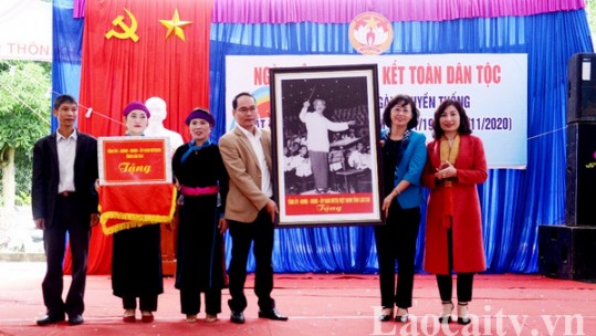 Phó Chủ tịch UBND tỉnh Giàng Thị Dung dự Ngày hội Đại đoàn kết toàn dân tộc tại xã Bảo Nhai
