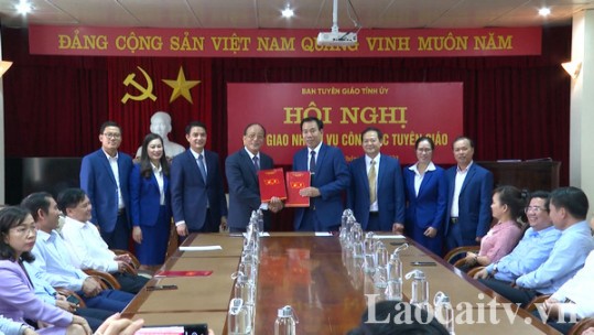 Bàn giao nhiệm vụ Trưởng Ban Tuyên giáo Tỉnh uỷ