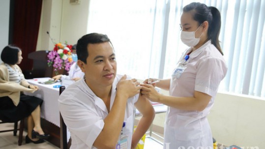 Lào Cai triển khai tiêm cúm mùa miễn phí cho nhân viên y tế