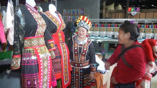 Bản người Mông rộn ràng may váy đón Tết