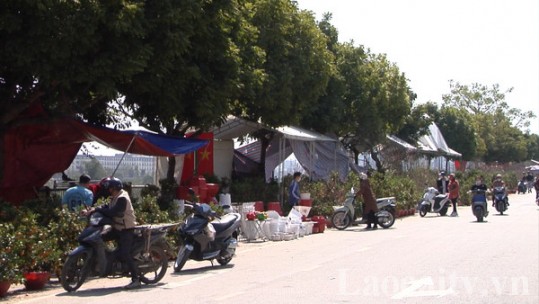 Ngày nghỉ tết đầu tiên lượng khách mua hàng tăng cao