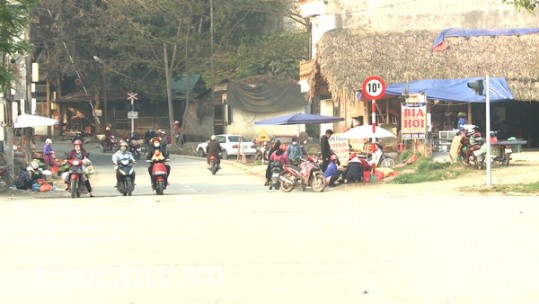Cần chấm dứt tình trạng lộn xộn ở các nút giao thông trên địa bàn thành phố Lào Cai
