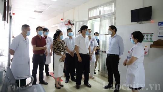 Chủ tịch UBND tỉnh Trịnh Xuân Trường kiểm tra một số bệnh viện trên địa bàn tỉnh