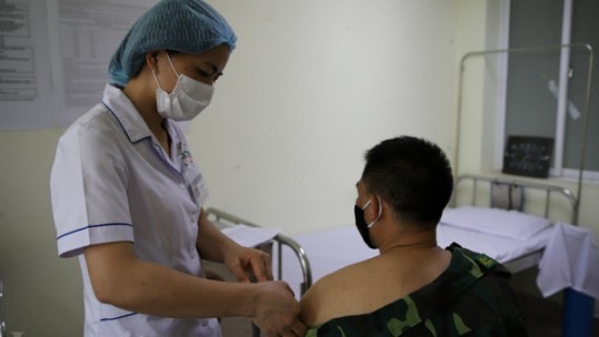 Lào Cai phấn đấu hoàn thành tiêm vắc xin Covid-19 xong trước kỳ nghỉ lễ 30/4 - 1/5