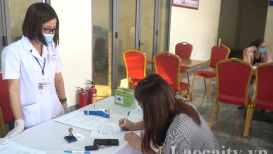 Kiểm soát y tế tại bến xe trung tâm Lào Cai