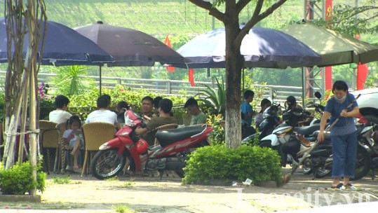 Nhiều quán vỉa hè vẫn mở bán sau khi có Công điện của UBND tỉnh