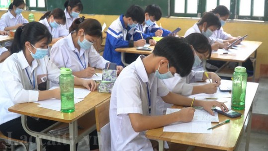 Lấy mẫu xét nghiệm Covid-19 cho giáo viên, học sinh có liên quan đến nhà hàng Anh Dũng, thị xã Sa Pa.