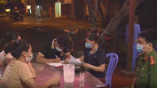 Một số hàng quán ăn uống tại TP Lào Cai vẫn bán hàng, đón khách