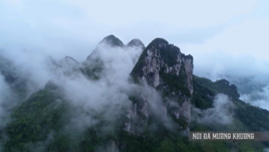 Hùng vĩ núi đá Mường Khương