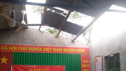 Mưa kèm lốc xoáy đêm 12/5 gây nhiều thiệt hại tại các địa phương