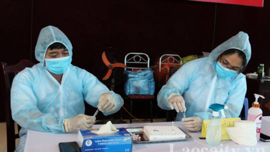 Lào Cai: Xét nghiệm sàng lọc SARS-CoV-2 cho thành viên các tổ chức phục vụ công tác bầu cử