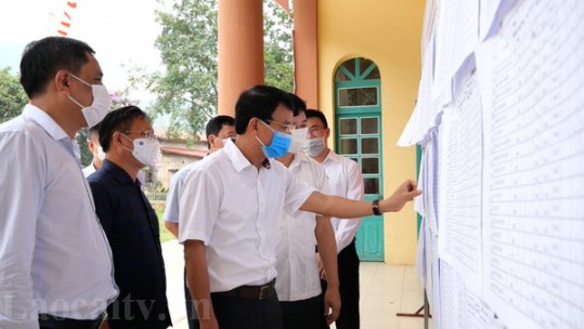 Đồng chí Bí thư Tỉnh ủy kiểm tra công tác chuẩn bị bầu cử tại thành phố Lào Cai