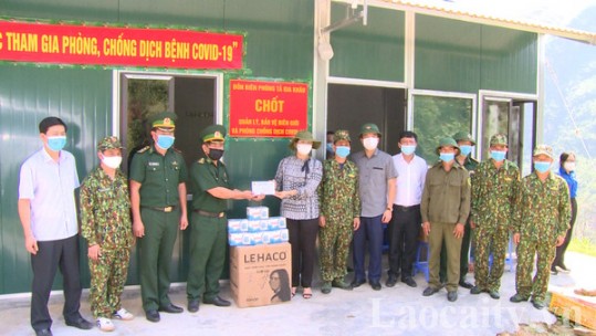 Thăm, tặng quà các chốt kiểm soát dịch Covid-19 trên tuyến biên giới