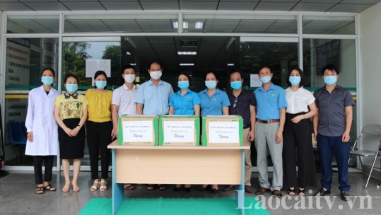 Liên đoàn Lao động tỉnh Lào Cai động viên cán bộ y, bác sĩ tuyến đầu chống dịch
