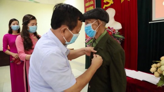 Đảng ủy phường Hàm Rồng tổ chức trao Huy hiệu Đảng đợt 19/5