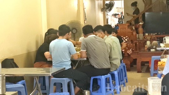 Nhiều bất cập trong phòng, chống dịch Covid-19 tại các quán ăn, nhà hàng