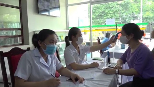 Tiêm vắc xin phòng Covid-19 cho cán bộ tổ chức thi tốt nghiệp THPT