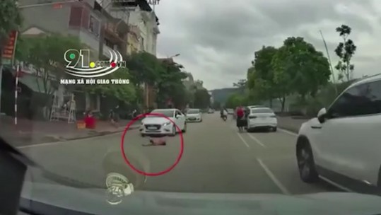 Nguy hiểm khi bất cẩn để trẻ nhỏ chạy qua đường