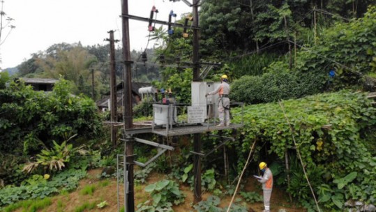 Nhọc nhằn người thợ điện vùng cao