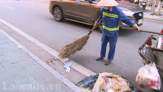 Nguy hại từ việc vứt khẩu trang bừa bãi nơi công cộng