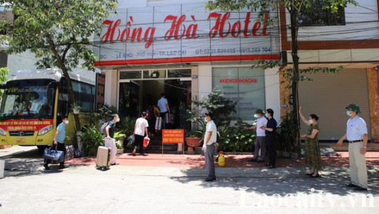Đón đoàn cán bộ y tế tình nguyện tỉnh Lào Cai trở về từ Bắc Giang