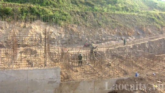 Đảm bảo an toàn lao động trên công trường kè bờ hữu sông Hồng