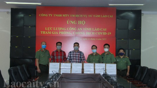 Ủng hộ 900 lọ nước yến cho lực lượng phòng, chống dịch Covid-19 Công an tỉnh Lào Cai