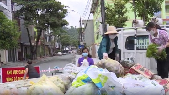 Hội Liên hiệp Phụ nữ xã Thống Nhất tặng rau củ quả cho người dân trong khu cách ly