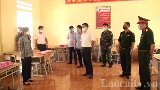 Phó Chủ tịch UBND tỉnh Giàng Thị Dung kiểm tra phương án cách ly tập trung tại xã Phong Niên