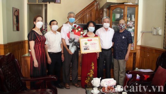 Hơn 200 cặp vợ chồng người cao tuổi được trao Bằng vinh danh Tuổi vàng song hỷ
