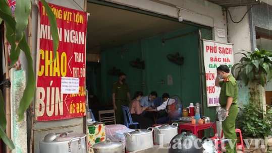 UBND phường Kim Tân xử phạt hành chính chủ quán ăn sáng không chấp hành quy định phòng chống dịch Covid-19