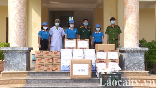 Thăm, tặng quà các khu cách ly tập trung, chốt kiểm dịch