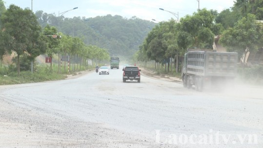 TP Lào Cai: Tái diễn tình trạng xe chở đất gây ô nhiễm môi trường