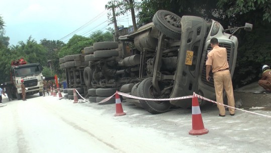 Lật xe đầu kéo trên Tỉnh lộ 151, hàng trăm lít axit tràn ra đường
