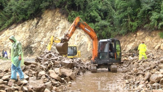 Lũ ống gây ách tắc cục bộ đèo Ô Quý Hồ