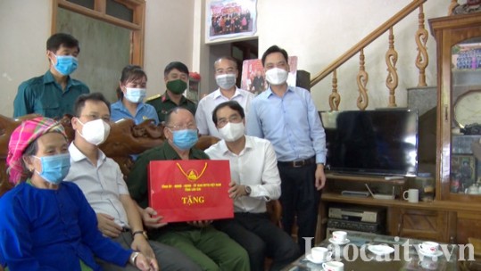 Các đồng chí lãnh đạo tỉnh thăm, tặng quà gia đình chính sách, người có công